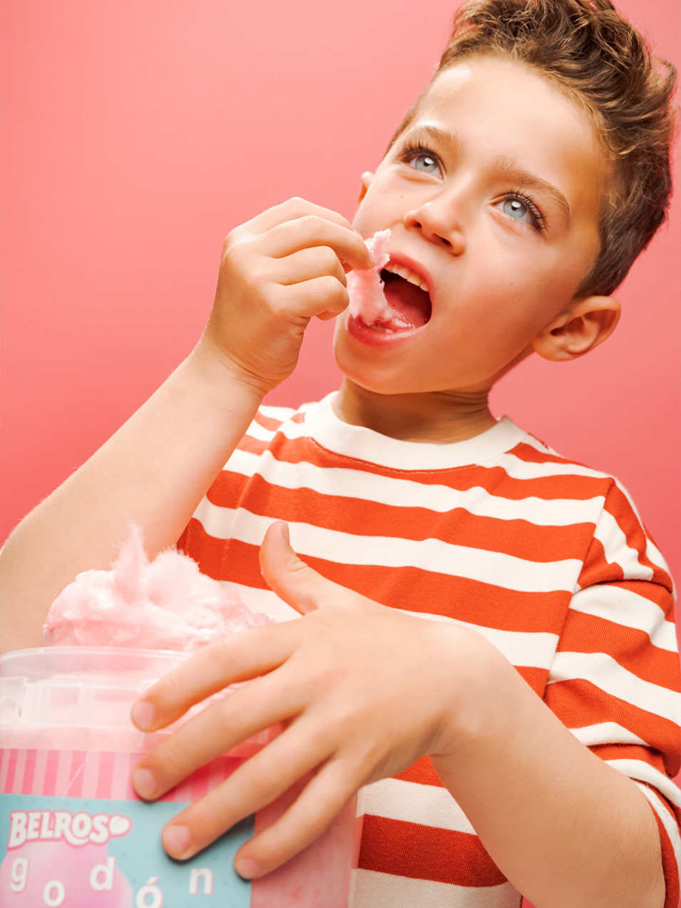 Niño Comiendo Algodón de Azúcar